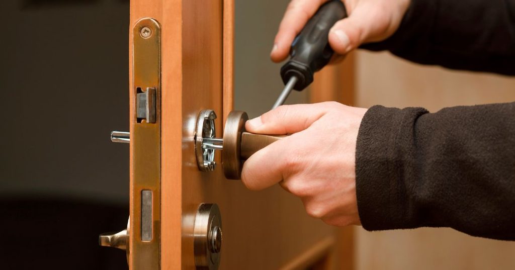 Como Identificar Quando a Fechadura Precisa Ser Trocada em Osasco: 6 Dicas capa chaveiro